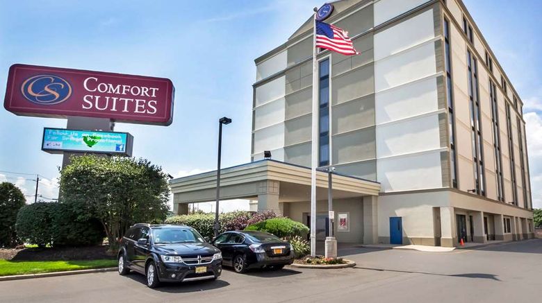 <b>Comfort Suites at Woodbridge Exterior</b>. Images powered by <a href="https://iceportal.shijigroup.com/" title="IcePortal" target="_blank">IcePortal</a>.
