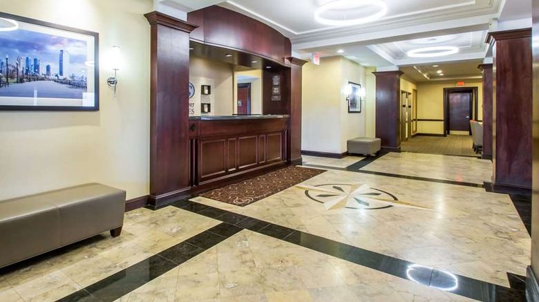 <b>Comfort Suites at Woodbridge Lobby</b>. Images powered by <a href="https://iceportal.shijigroup.com/" title="IcePortal" target="_blank">IcePortal</a>.