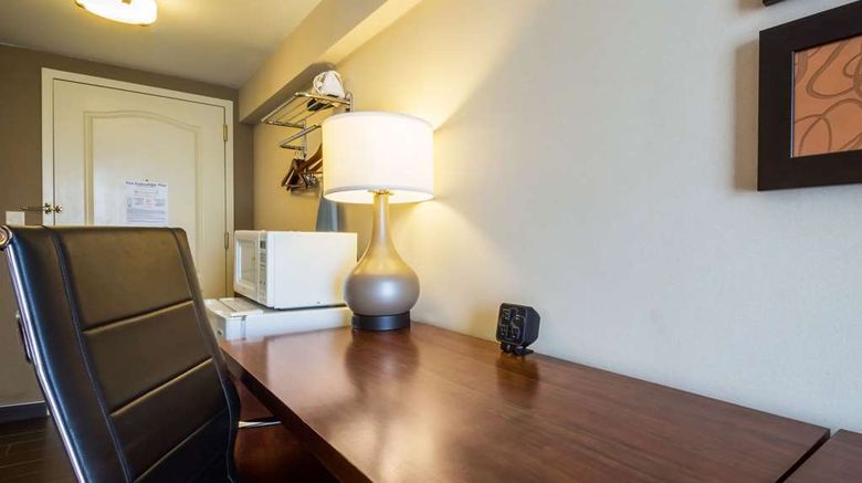 <b>Comfort Suites at Woodbridge Room</b>. Images powered by <a href="https://iceportal.shijigroup.com/" title="IcePortal" target="_blank">IcePortal</a>.