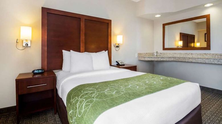 <b>Comfort Suites at Woodbridge Room</b>. Images powered by <a href="https://iceportal.shijigroup.com/" title="IcePortal" target="_blank">IcePortal</a>.