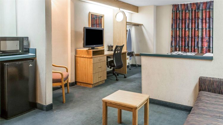 Sleep Inn University Suite