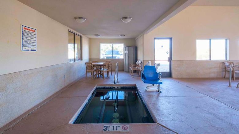 <b>Comfort Inn Pool</b>. Images powered by <a href="https://iceportal.shijigroup.com/" title="IcePortal" target="_blank">IcePortal</a>.