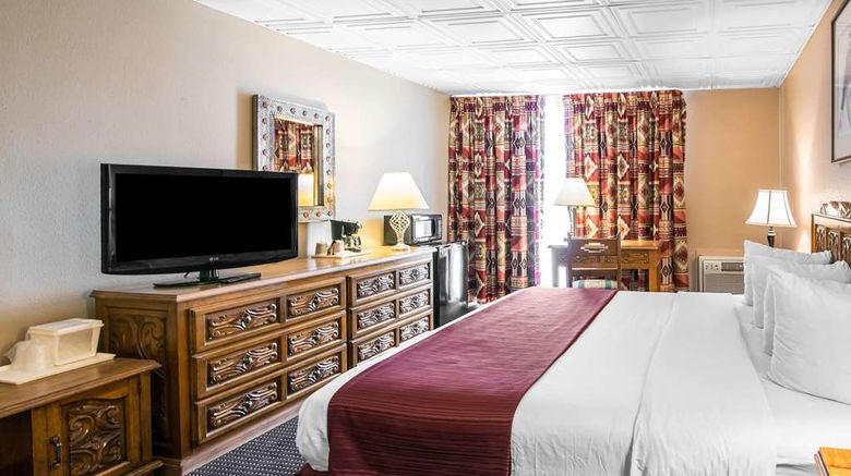 <b>Quality Inn Room</b>. Images powered by <a href="https://iceportal.shijigroup.com/" title="IcePortal" target="_blank">IcePortal</a>.