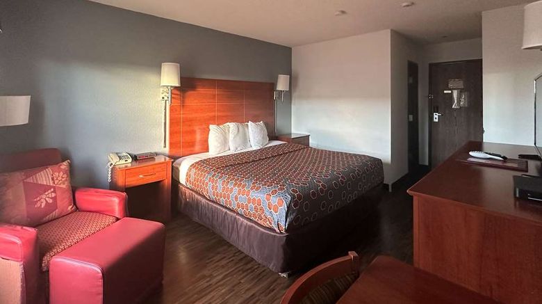<b>Econo Lodge Room</b>. Images powered by <a href="https://iceportal.shijigroup.com/" title="IcePortal" target="_blank">IcePortal</a>.