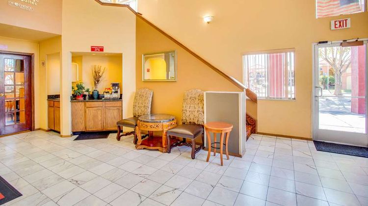 Econo Lodge Inn & Suites Albuquerque Lobby