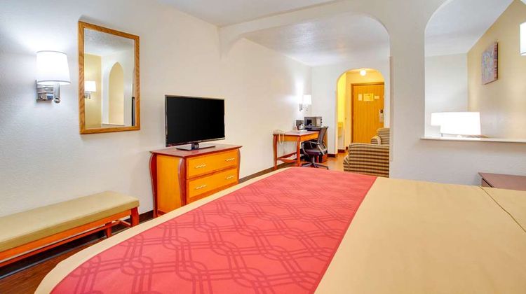 Econo Lodge Inn & Suites Albuquerque Suite