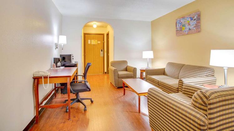 Econo Lodge Inn & Suites Albuquerque Suite