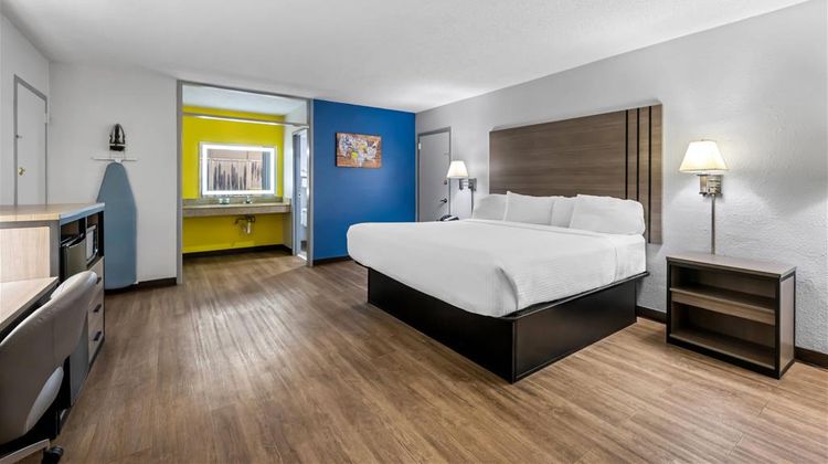 Econo Lodge Suite