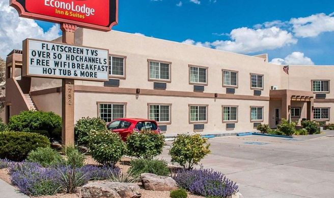 Econo Lodge Inn and Suites Santa Fe South Exterior