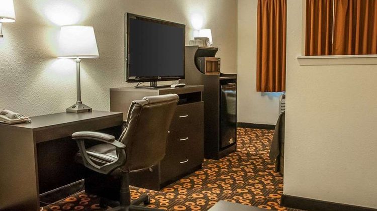 Econo Lodge Inn and Suites Santa Fe South Suite