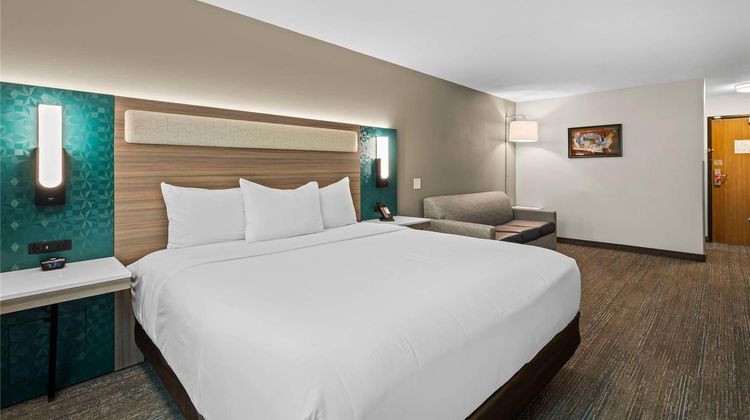 Econo Lodge Inn and Suites Santa Fe South Suite