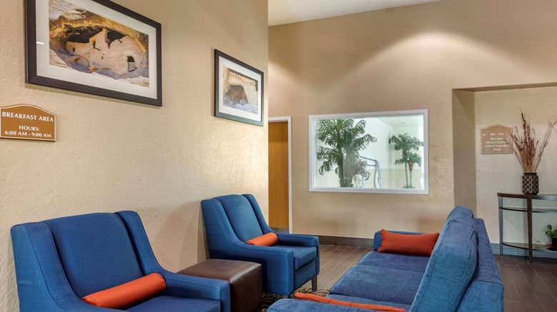 <b>Comfort Inn & Suites Lobby</b>. Images powered by <a href="https://iceportal.shijigroup.com/" title="IcePortal" target="_blank">IcePortal</a>.