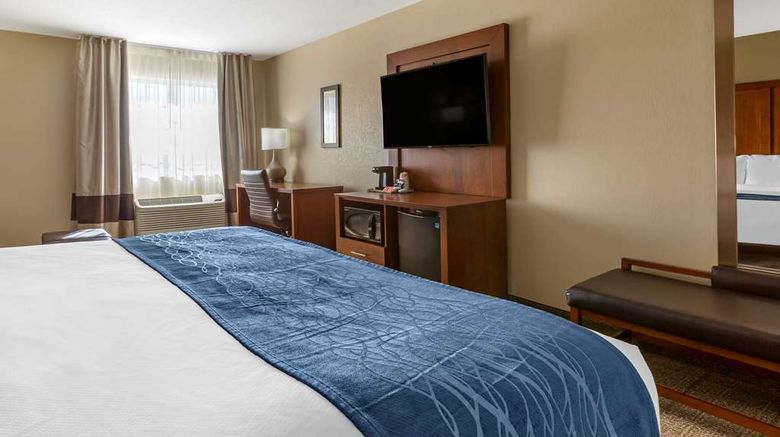 <b>Comfort Inn & Suites Room</b>. Images powered by <a href="https://iceportal.shijigroup.com/" title="IcePortal" target="_blank">IcePortal</a>.