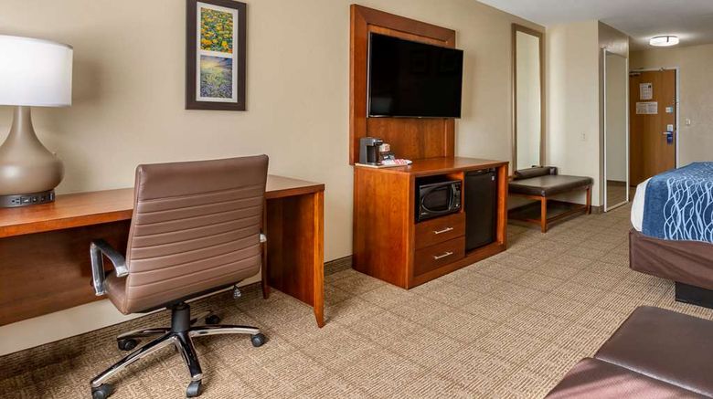 <b>Comfort Inn & Suites Room</b>. Images powered by <a href="https://iceportal.shijigroup.com/" title="IcePortal" target="_blank">IcePortal</a>.