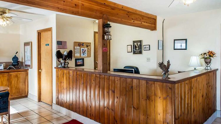 Econo Lodge Eagle Nest Lobby