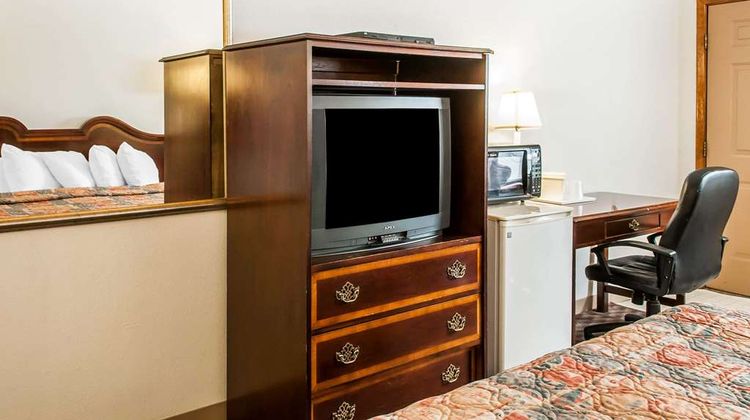 Econo Lodge Eagle Nest Room