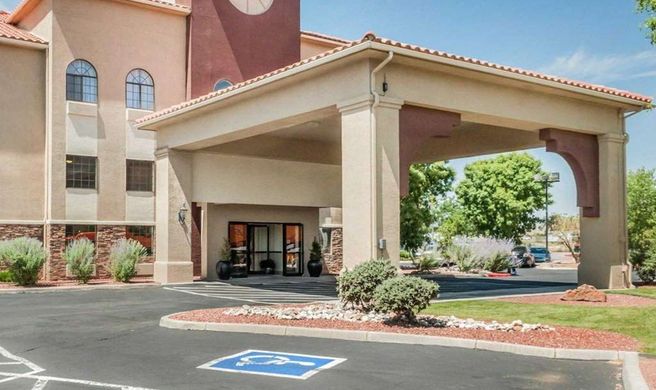 Quality Inn & Suites Exterior