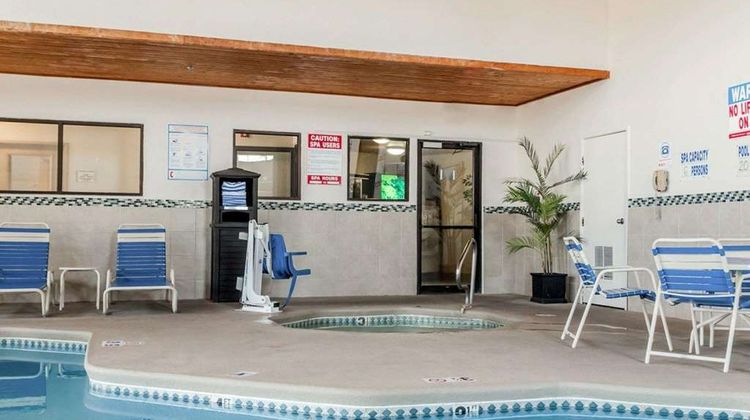 Quality Inn & Suites Pool