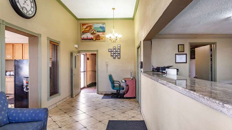 <b>Rodeway Inn Farmington Lobby</b>. Images powered by <a href="https://iceportal.shijigroup.com/" title="IcePortal" target="_blank">IcePortal</a>.