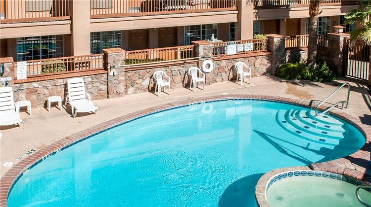 Quality Inn & Suites Pool