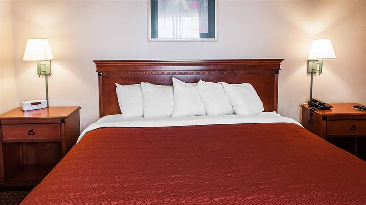 Quality Inn & Suites Suite