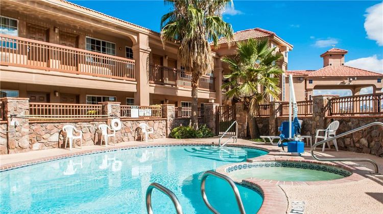 Quality Inn & Suites Pool