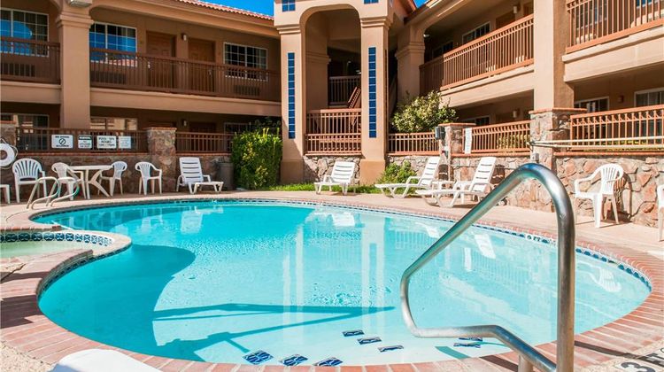 Quality Inn & Suites Pool