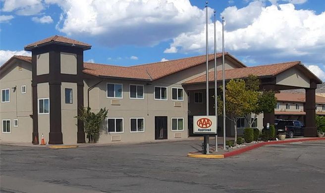 Quality Inn & Suites Exterior
