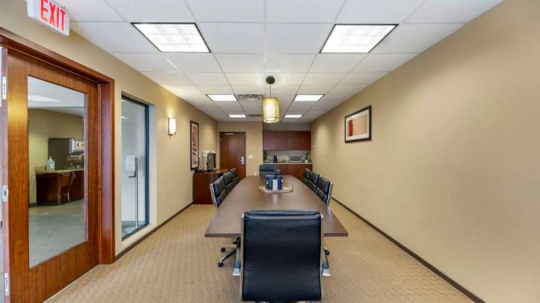 <b>Comfort Suites Meeting</b>. Images powered by <a href="https://iceportal.shijigroup.com/" title="IcePortal" target="_blank">IcePortal</a>.