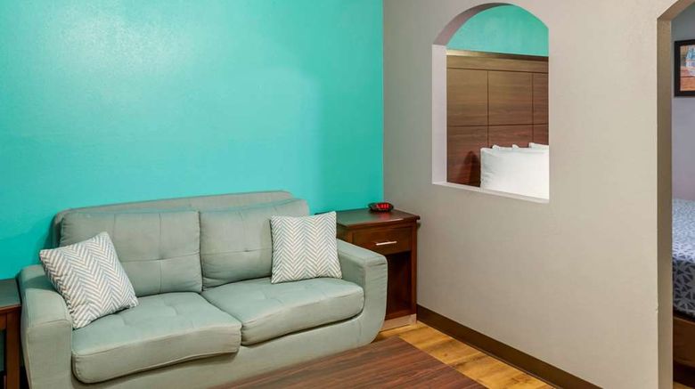 <b>Econo Lodge West Suite</b>. Images powered by <a href="https://iceportal.shijigroup.com/" title="IcePortal" target="_blank">IcePortal</a>.
