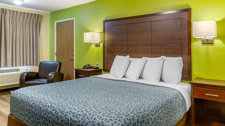 <b>Econo Lodge West Room</b>. Images powered by <a href="https://iceportal.shijigroup.com/" title="IcePortal" target="_blank">IcePortal</a>.