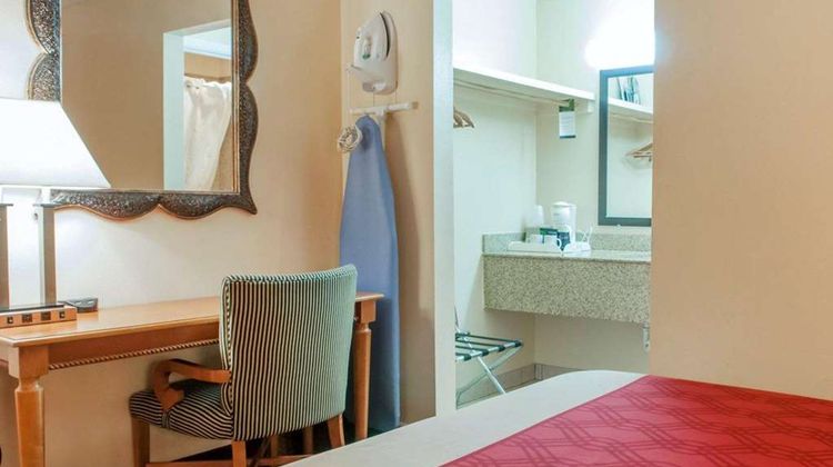 Econo Lodge Room