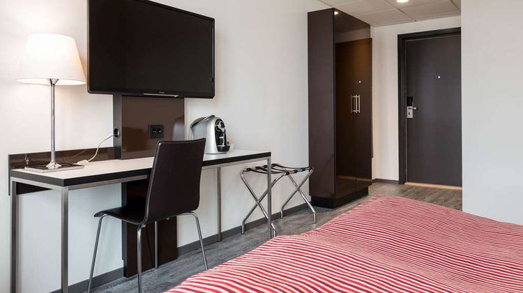 Quality Airport Hotel Room