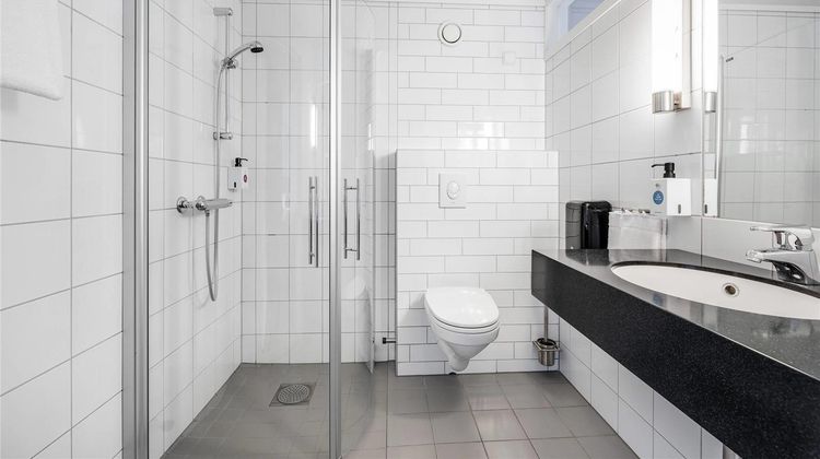 Quality Airport Hotel Room