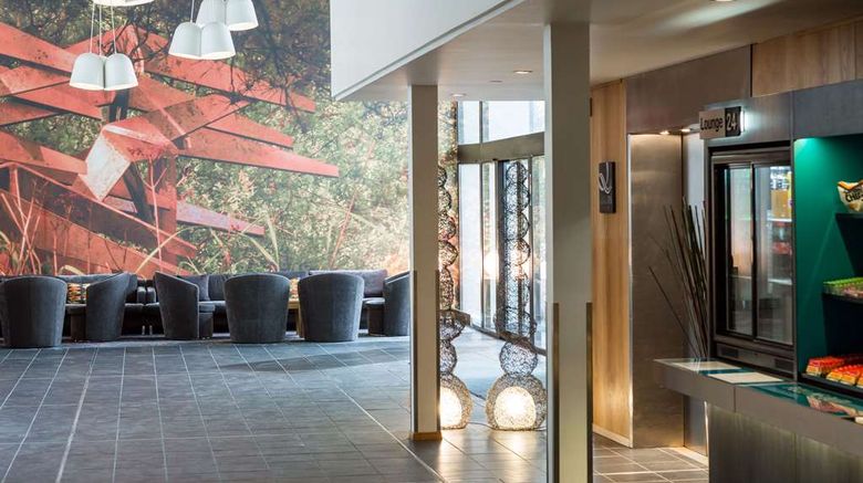 <b>Quality Hotel Entry Lobby</b>. Images powered by <a href="https://iceportal.shijigroup.com/" title="IcePortal" target="_blank">IcePortal</a>.