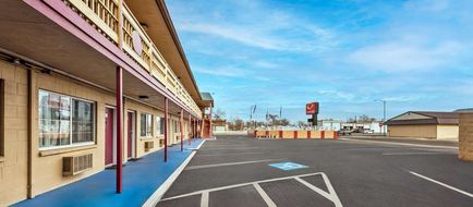 Econo Lodge Exterior