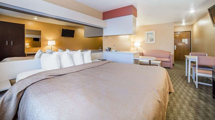 Quality Inn & Suites Suite