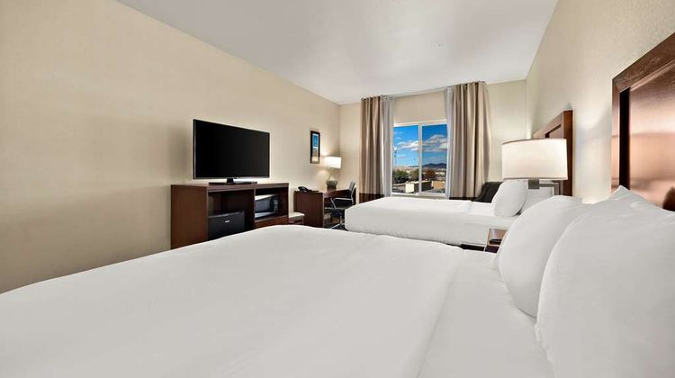 Comfort Inn & Suites Airport Room