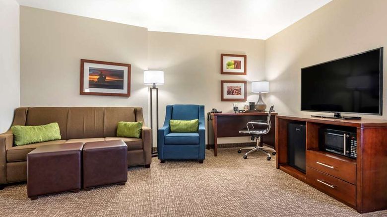 <b>Comfort Suites Suite</b>. Images powered by <a href="https://iceportal.shijigroup.com/" title="IcePortal" target="_blank">IcePortal</a>.