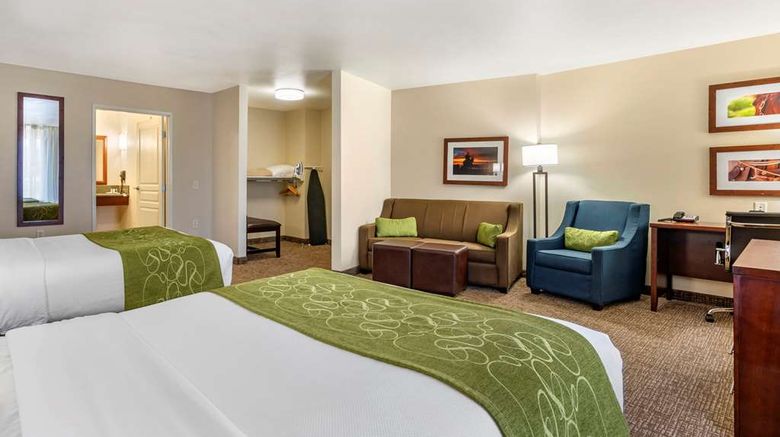 <b>Comfort Suites Suite</b>. Images powered by <a href="https://iceportal.shijigroup.com/" title="IcePortal" target="_blank">IcePortal</a>.