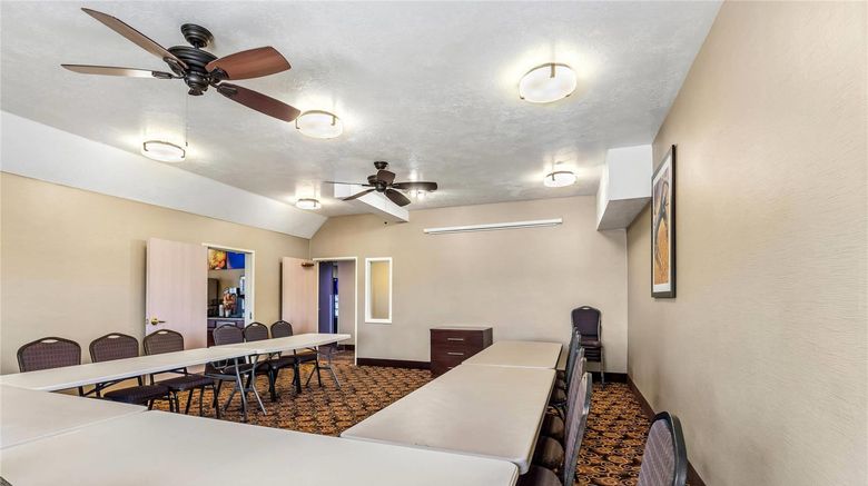 <b>Comfort Inn Elko Meeting</b>. Images powered by <a href="https://iceportal.shijigroup.com/" title="IcePortal" target="_blank">IcePortal</a>.
