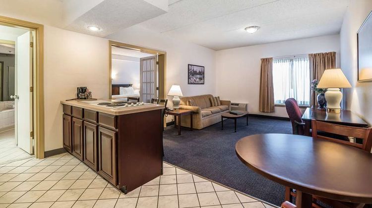 Quality Inn & Suites Albany Airport Suite