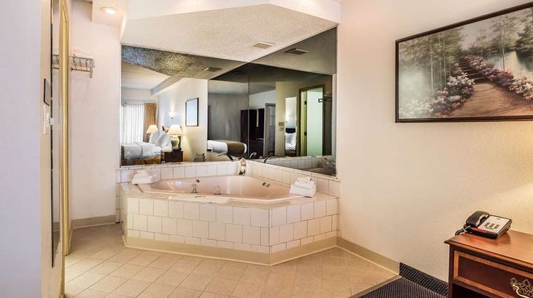 Quality Inn & Suites Albany Airport Suite