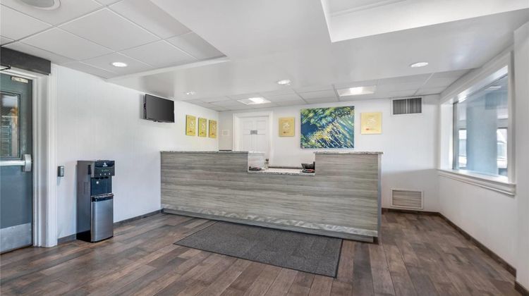 Econo Lodge Hicksville Lobby
