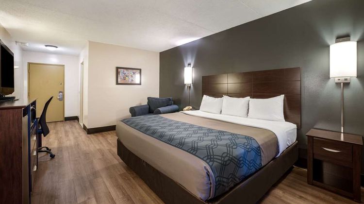 Econo Lodge Darien Lakes Room