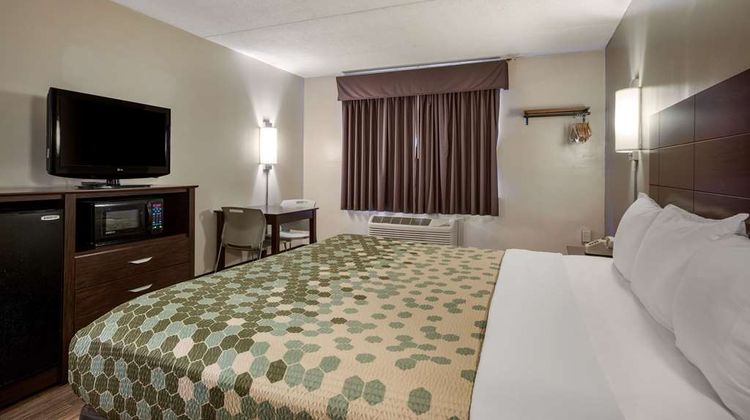 Econo Lodge Darien Lakes Room