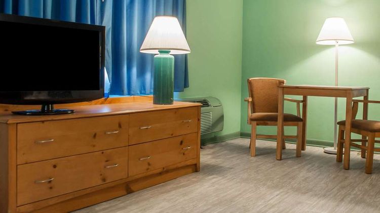 Econo Lodge Room