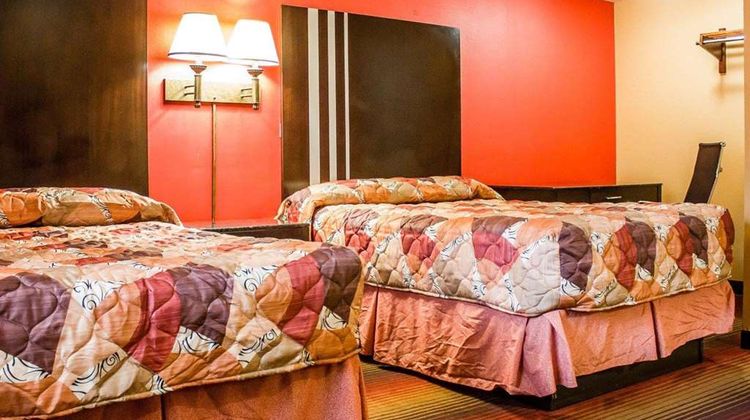 Rodeway Inn MacArthur Airport Room