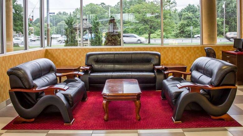 <b>Rodeway Inn MacArthur Airport Lobby</b>. Images powered by <a href="https://iceportal.shijigroup.com/" title="IcePortal" target="_blank">IcePortal</a>.