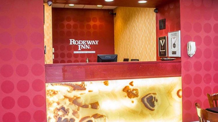 Rodeway Inn MacArthur Airport Lobby